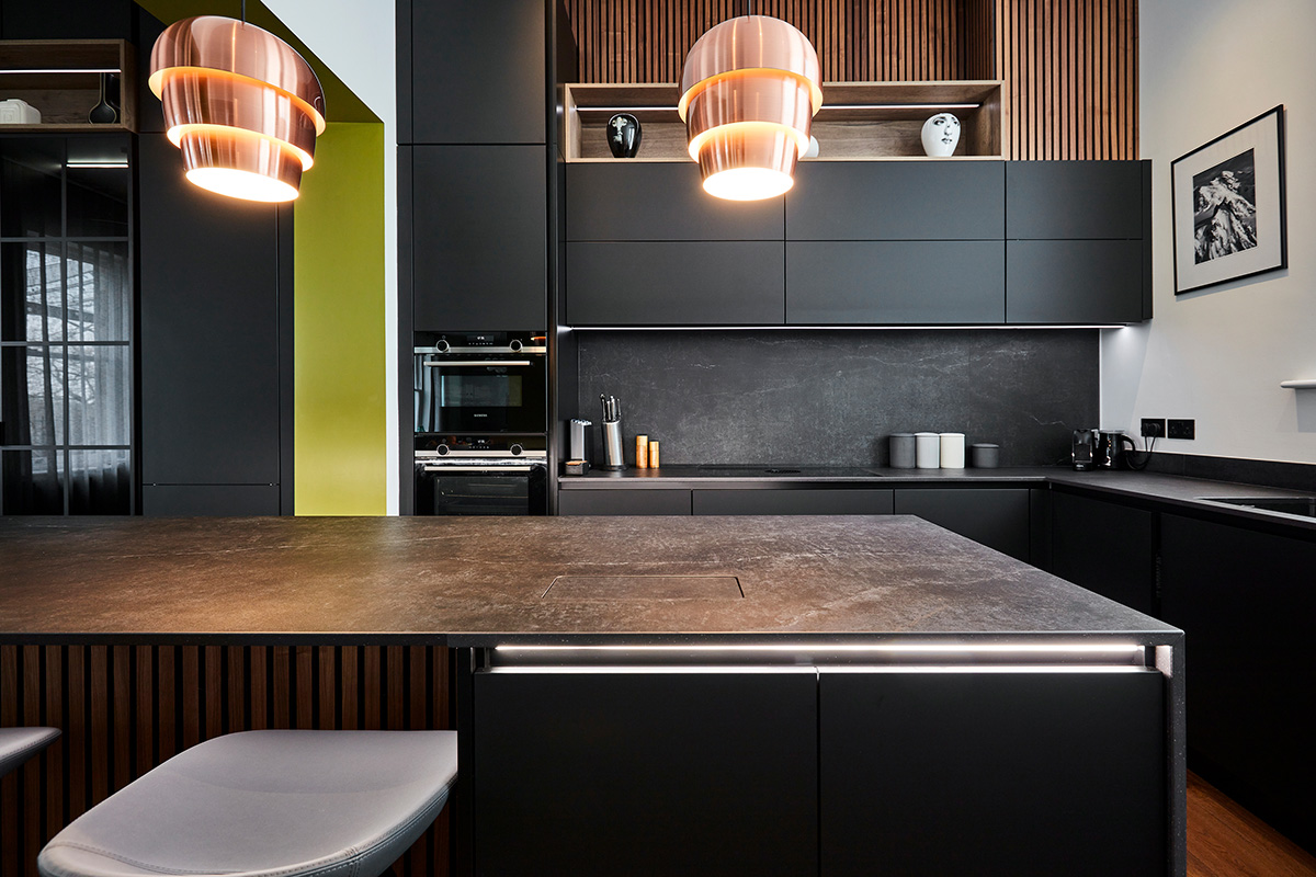 Siemens iQ500 ovens in tall cabinetry