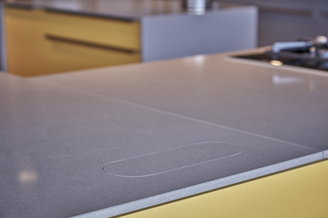 Consealed pop-up socket